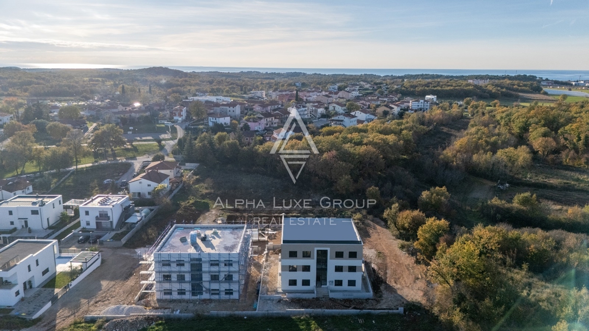 Istra, Poreč – Sodobno pritlično stanovanje z zasebnim dvoriščem, 3 km od centra mesta naprodaj