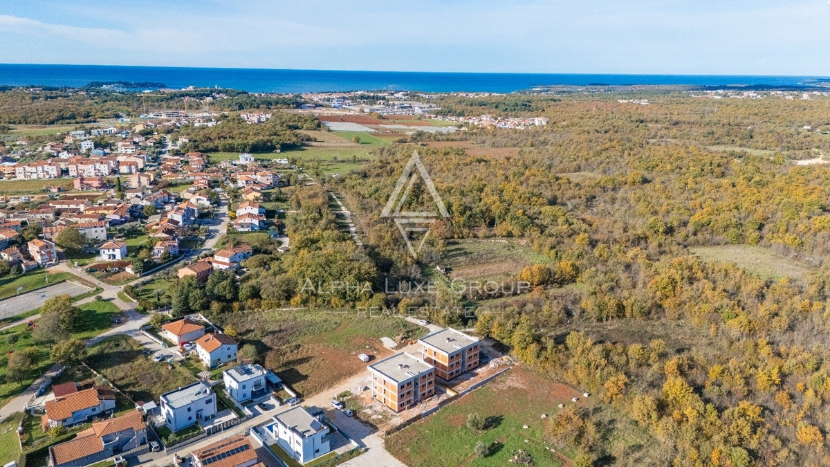 Istra, Poreč – Sodobno pritlično stanovanje z zasebnim dvoriščem, 3 km od centra mesta naprodaj