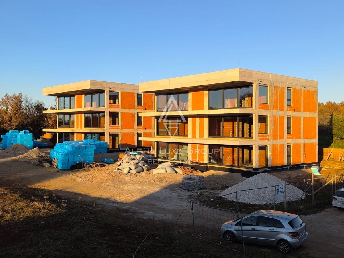 Istra, Poreč – Sodobno pritlično stanovanje z zasebnim dvoriščem, 3 km od centra mesta naprodaj
