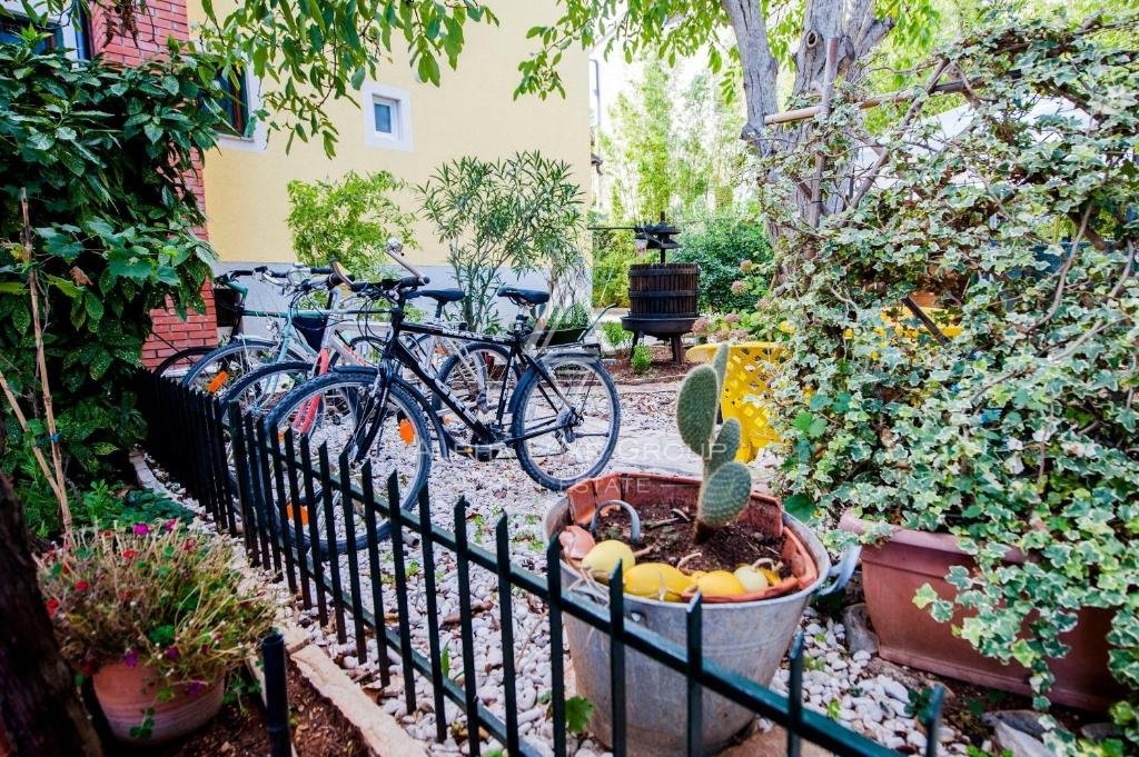 Istra, Rovinj – Apartmajska hiša na mirni lokaciji z odličnim potencialom za oddajo
