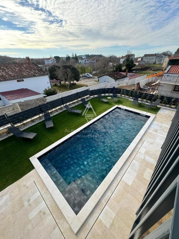 Sveti Lovreč - Elegantna vila v mirni istrski vasi