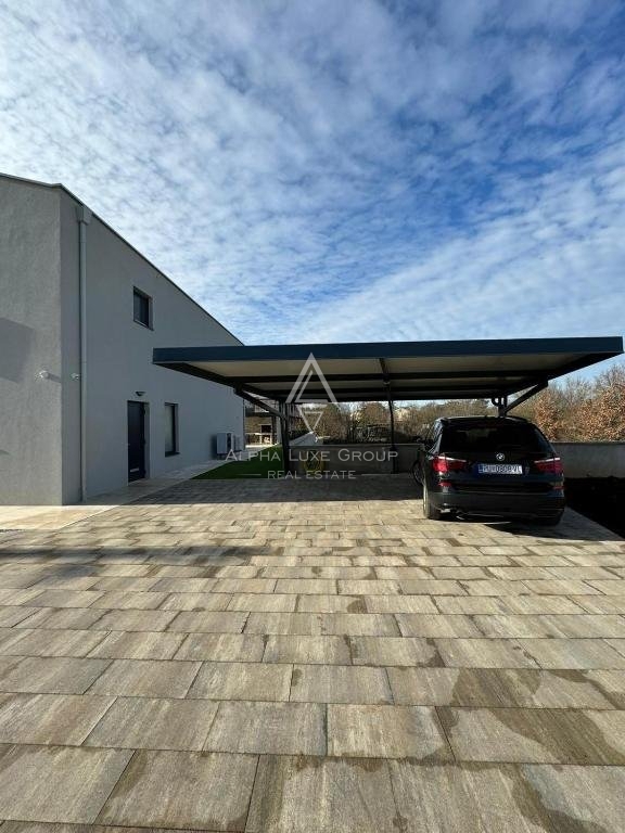 Sveti Lovreč - Elegantna vila v mirni istrski vasi