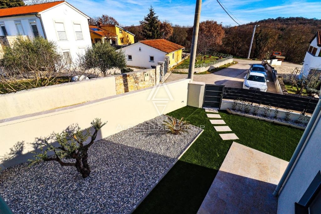 Sveti Lovreč - Elegantna vila v mirni istrski vasi