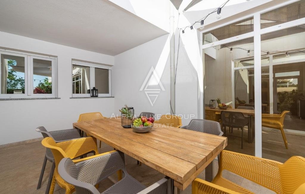 Rovinj, Istra - Sodobna vila z notranjim in zunanjim bazenom