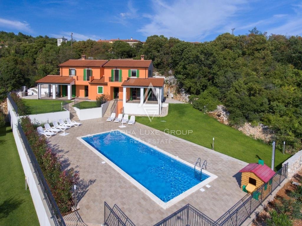 Rabac: Ekskluzivna vila z dvema apartmajema in skupnim bazenom