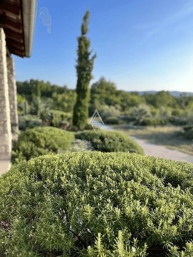 Labin, Istra: Idilična Hiša z Bazenom v Mirnem Okolju