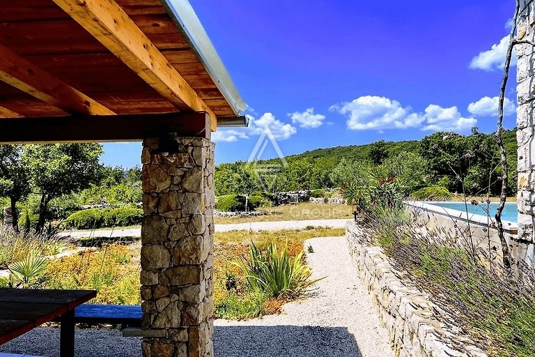 Labin, Istra: Idilična Hiša z Bazenom v Mirnem Okolju
