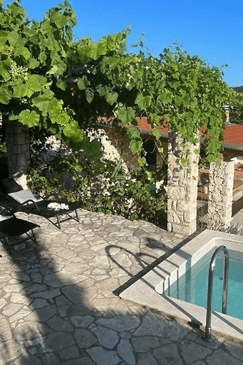 Labin, Istra: Idilična Hiša z Bazenom v Mirnem Okolju