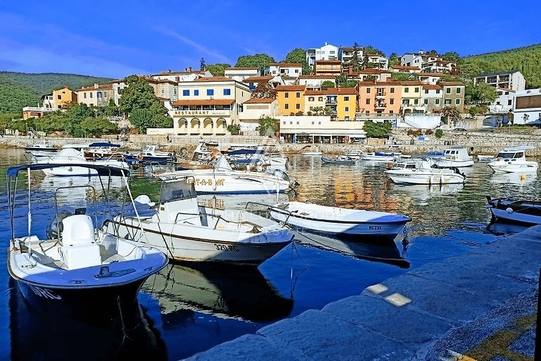 Labin, Istra: Idilična Hiša z Bazenom v Mirnem Okolju