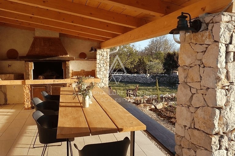 Labin, Istra: Idilična Hiša z Bazenom v Mirnem Okolju