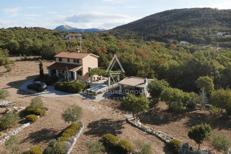 Labin, Istra: Idilična Hiša z Bazenom v Mirnem Okolju