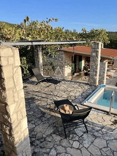 Labin, Istra: Idilična Hiša z Bazenom v Mirnem Okolju