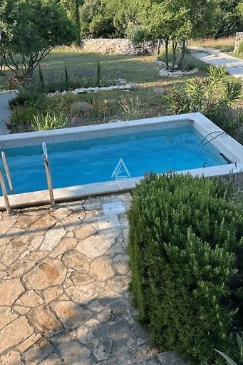 Labin, Istra: Idilična Hiša z Bazenom v Mirnem Okolju
