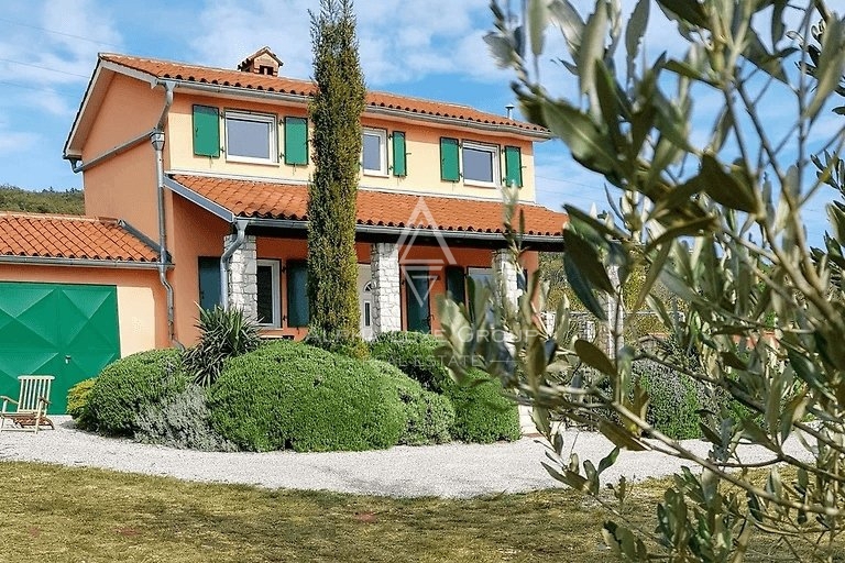 Labin, Istra: Idilična Hiša z Bazenom v Mirnem Okolju