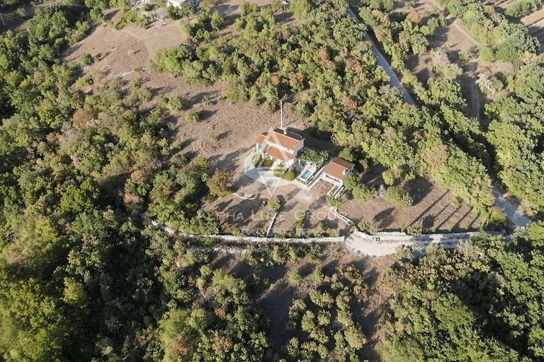 Labin, Istra: Idilična Hiša z Bazenom v Mirnem Okolju
