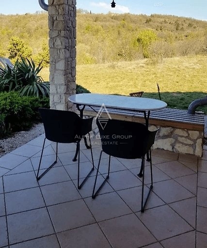 Labin, Istra: Idilična Hiša z Bazenom v Mirnem Okolju