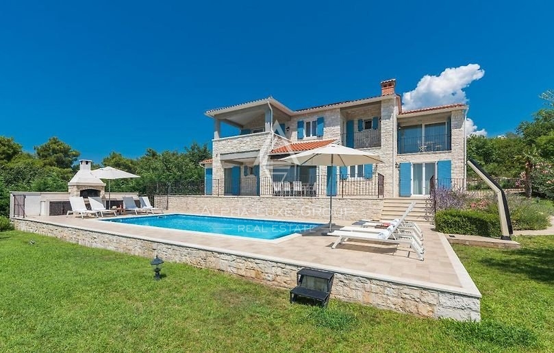 Višnjan | Luksuzna vila na prodaj z zasebnim jacuzzijem, savno in bazenom