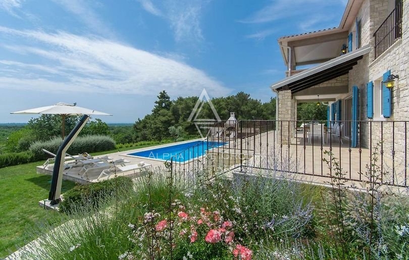 Višnjan | Luksuzna vila na prodaj z zasebnim jacuzzijem, savno in bazenom