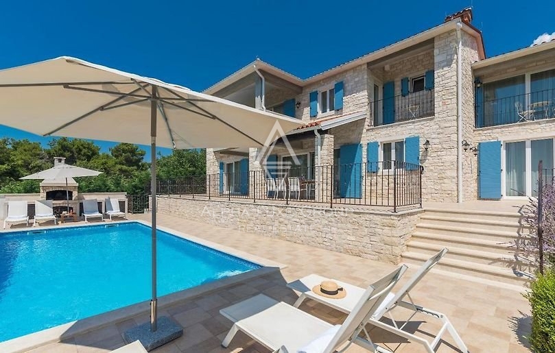 Višnjan | Luksuzna vila na prodaj z zasebnim jacuzzijem, savno in bazenom