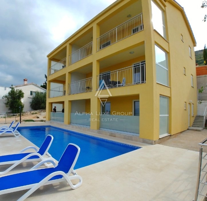 Apartmajska hiša z bazenom in pogledom na morje, Istra, Labin