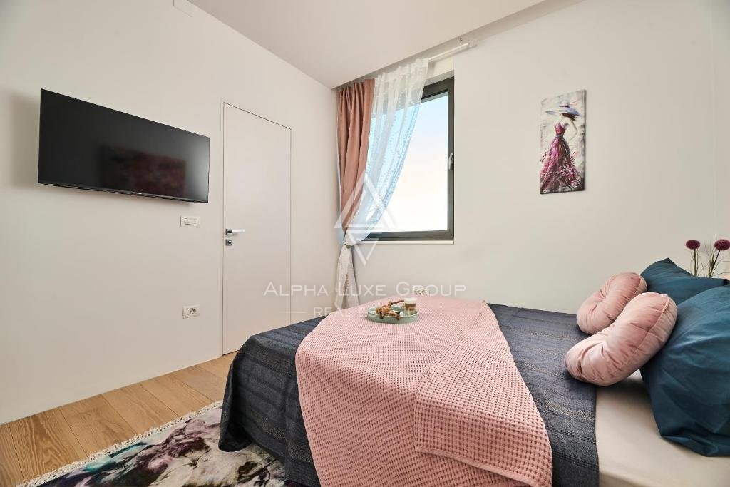 Lepa vila s pravljičnim vrtom, z bazenom in pogledom na morje, Istra, Umag