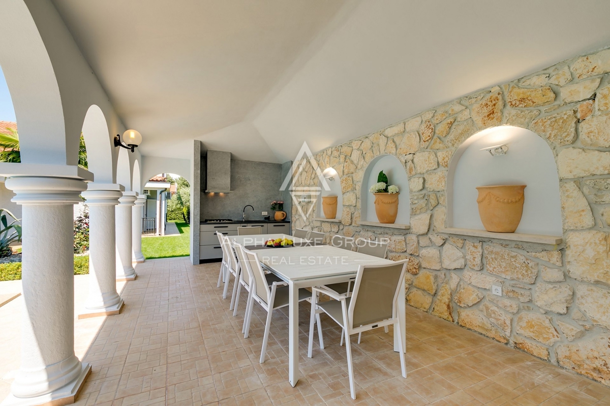 Vila z bazenom, prostoren vrt, Poreč.