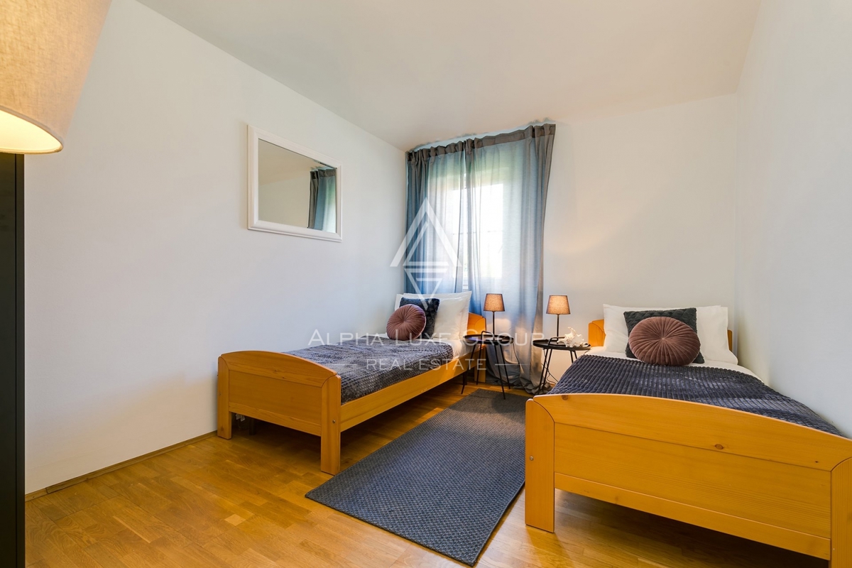 Vila z bazenom, prostoren vrt, Poreč.