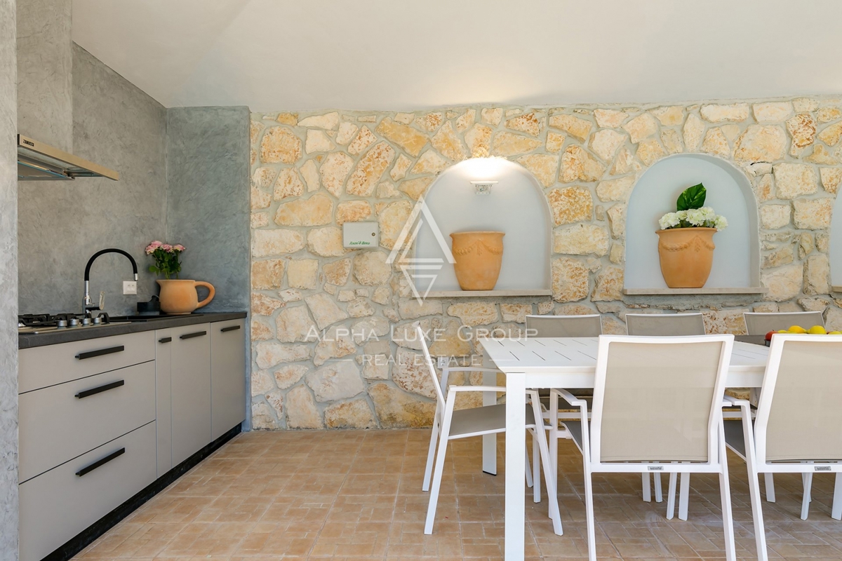 Vila z bazenom, prostoren vrt, Poreč.