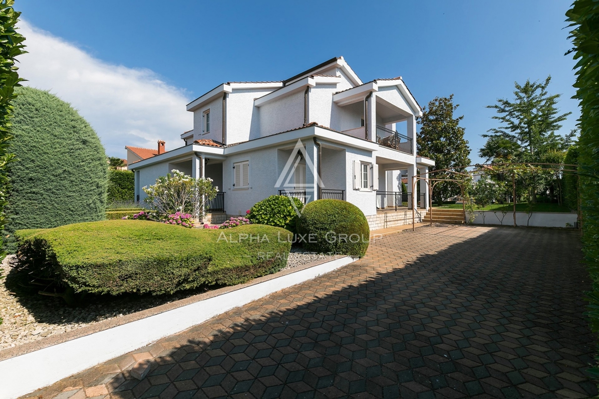 Vila z bazenom, prostoren vrt, Poreč.