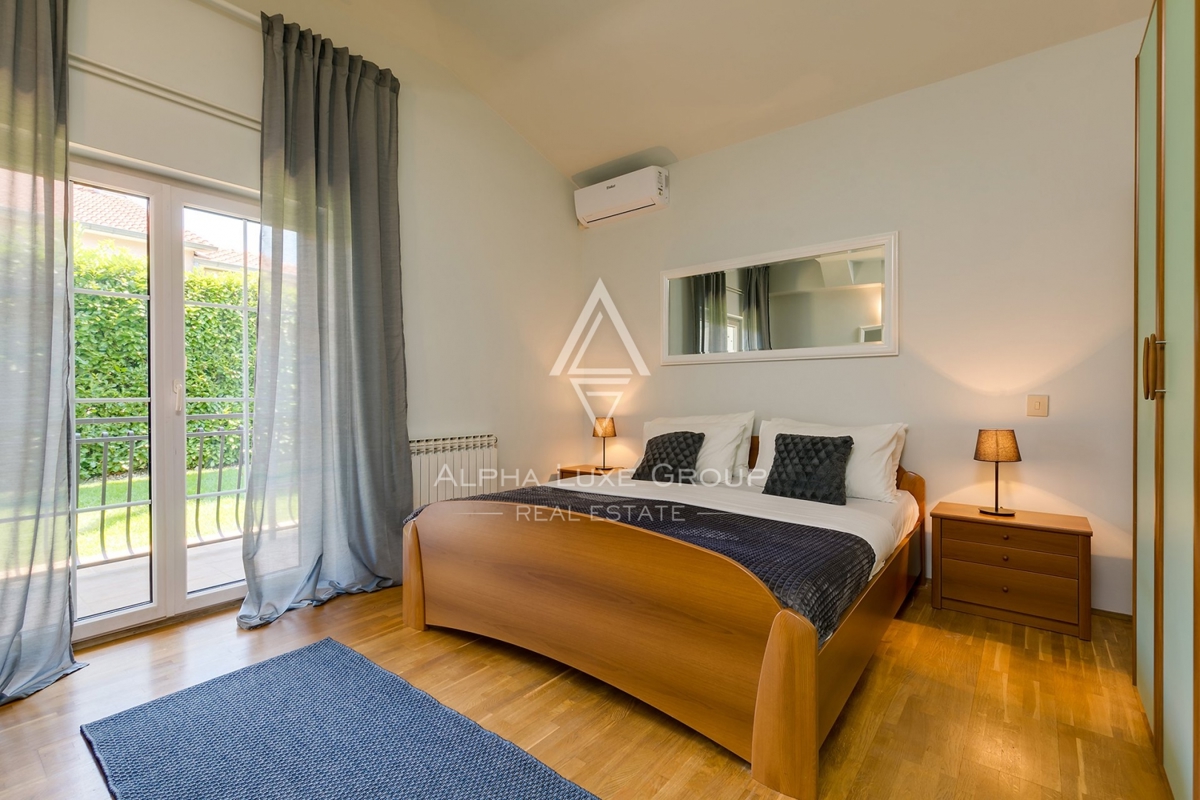Vila z bazenom, prostoren vrt, Poreč.