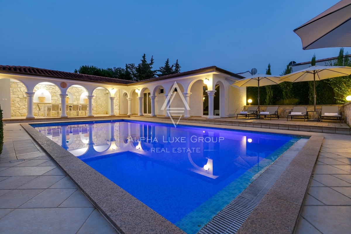 Vila z bazenom, prostoren vrt, Poreč.