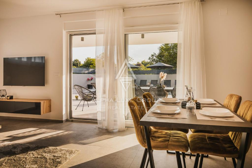 Umag, Istra: Moderna vila z bazenom in apartmaji