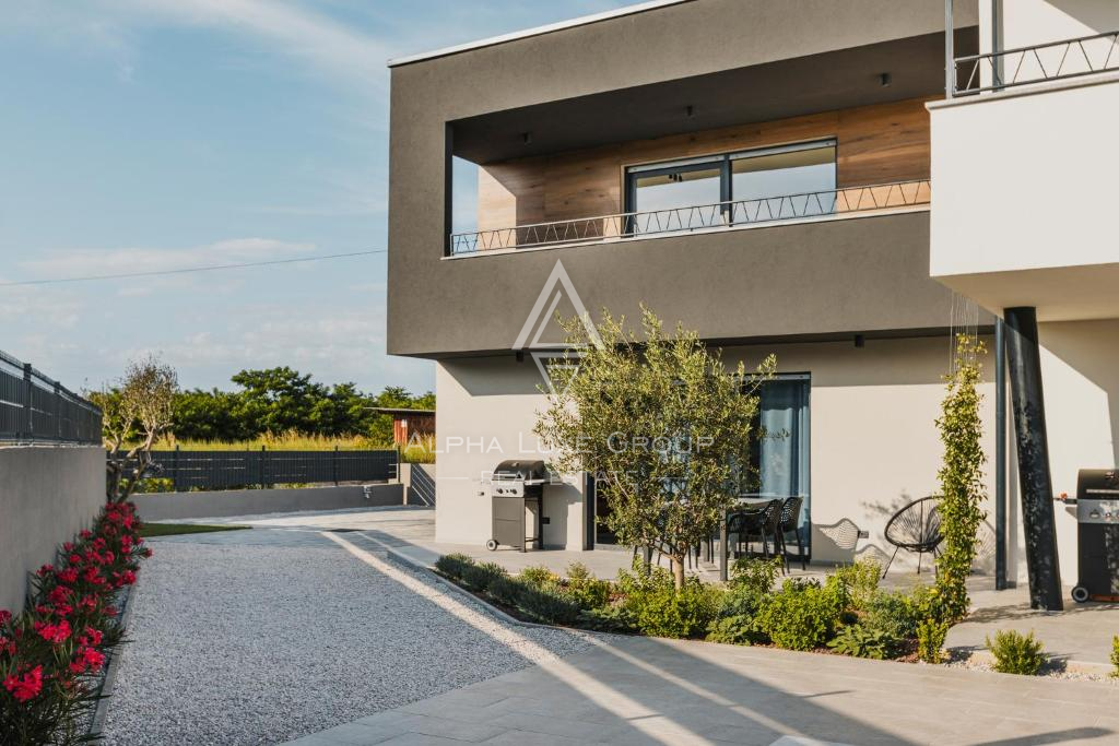 Umag, Istra: Moderna vila z bazenom in apartmaji