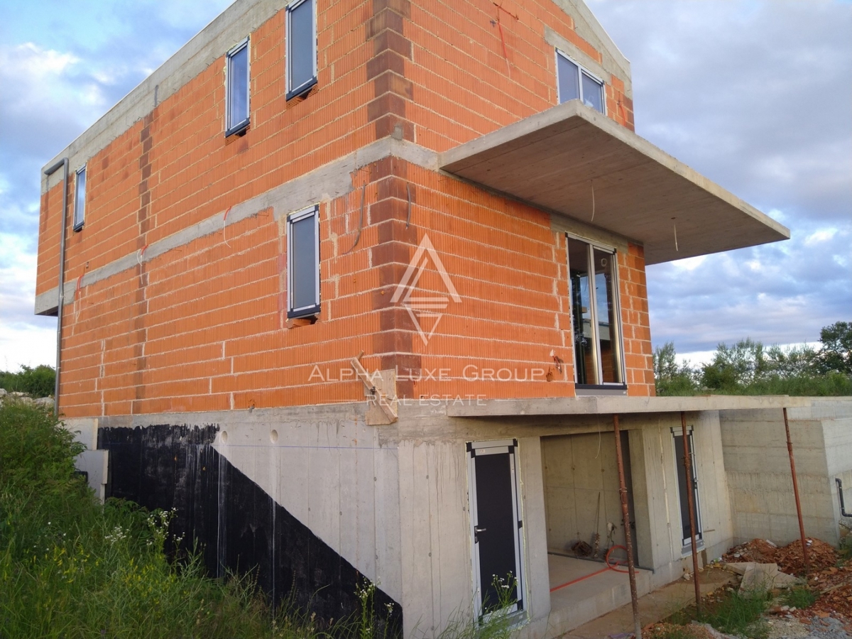 Istra, Višnjan, Moderna vila z bazenom v mirnem okolju