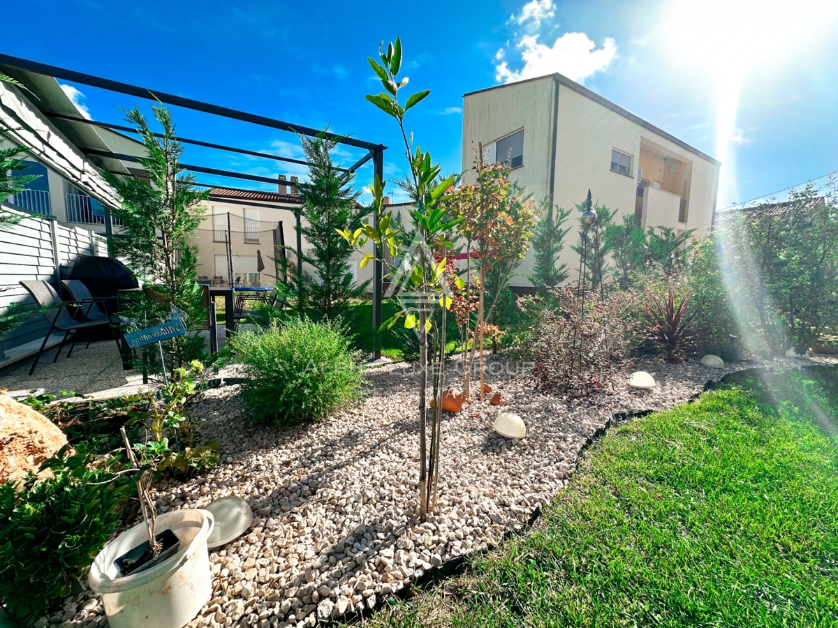Poreč, Istra – Sodobno stanovanje s privatnim vrtom