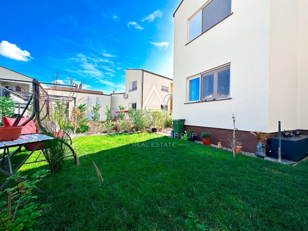 Poreč, Istra – Sodobno stanovanje s privatnim vrtom