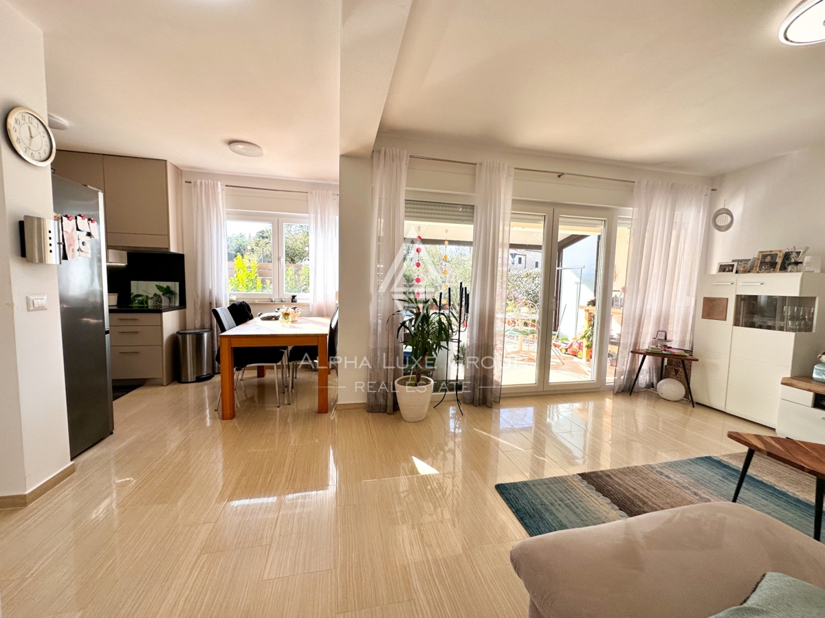 Poreč, Istra – Sodobno stanovanje s privatnim vrtom