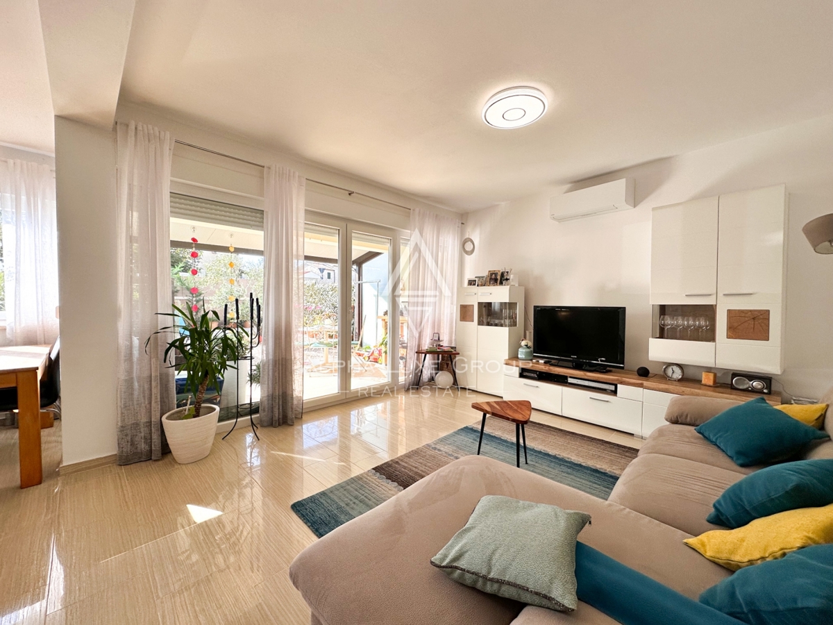 Poreč, Istra – Sodobno stanovanje s privatnim vrtom