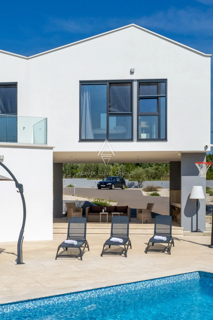 Istra, Višnjan: Luksuzna vila z bazenom in velikim vrtom