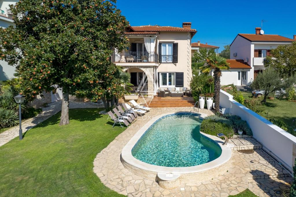 Istra, Umag – Elegantna vila ob morju z bazenom