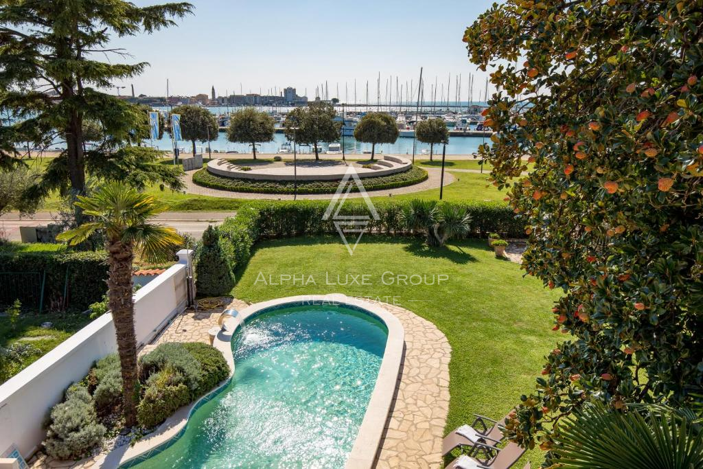 Istra, Umag – Elegantna vila ob morju z bazenom