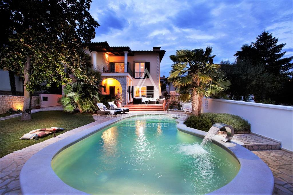 Istra, Umag – Elegantna vila ob morju z bazenom