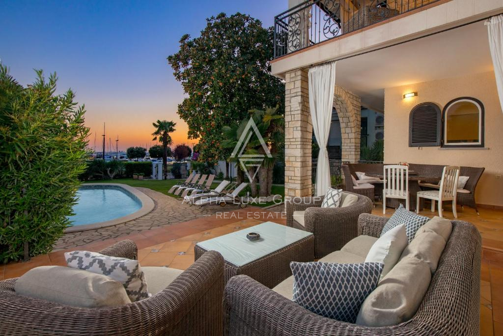 Istra, Umag – Elegantna vila ob morju z bazenom