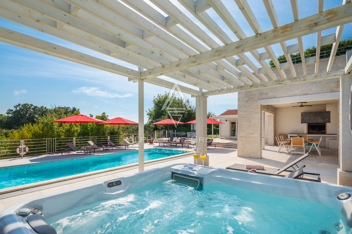 Istra, Svetvinčenat: Prostrana vila z bazenom in razgledom