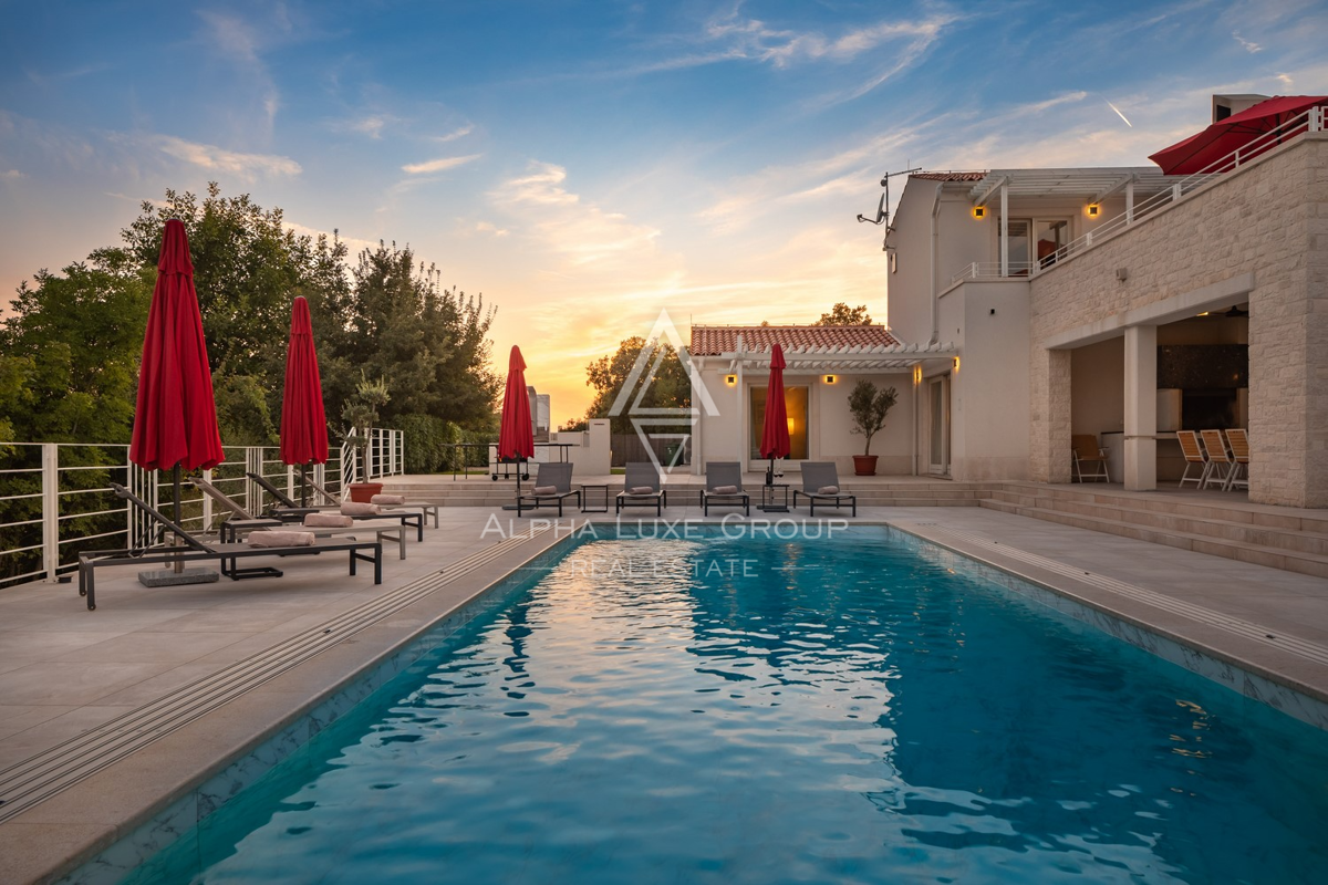 Istra, Svetvinčenat: Prostrana vila z bazenom in razgledom