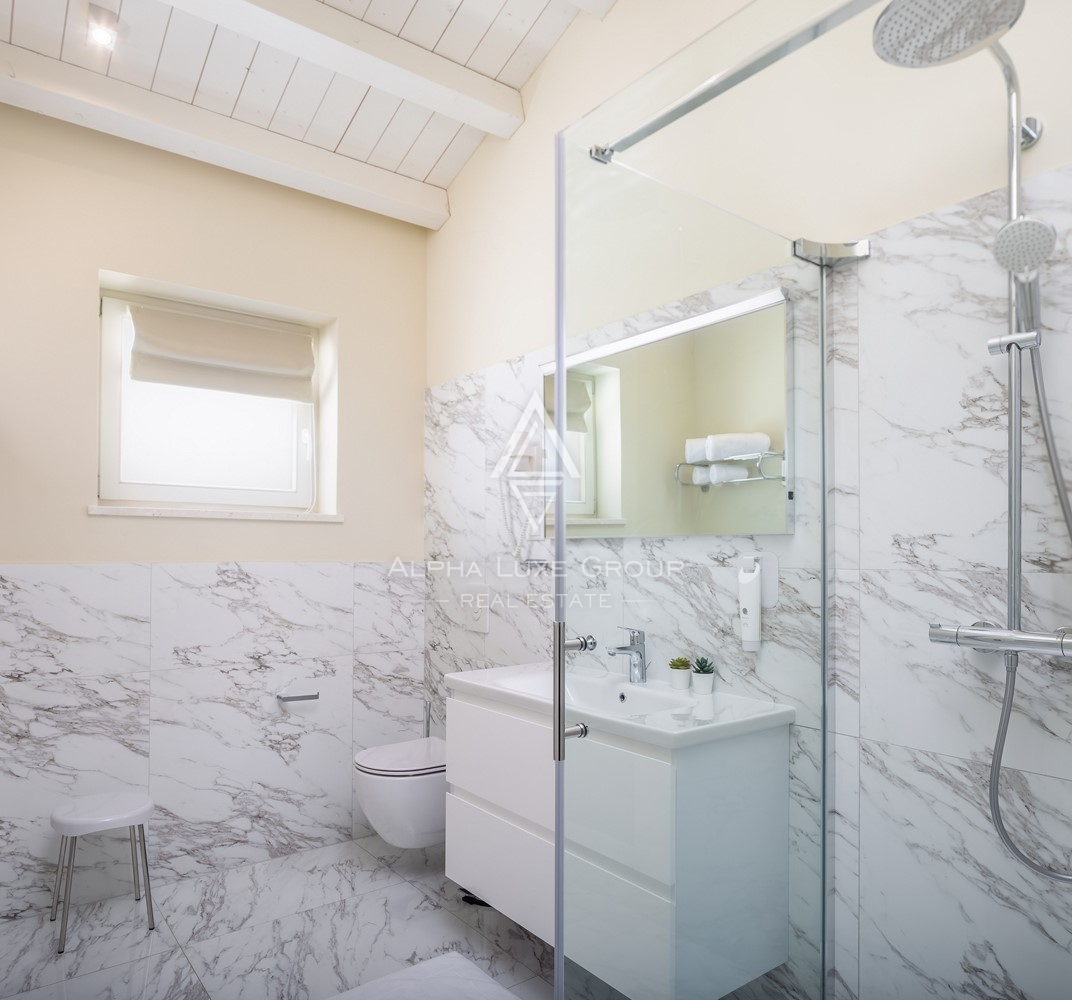 Istra, Svetvinčenat: Prostrana vila z bazenom in razgledom