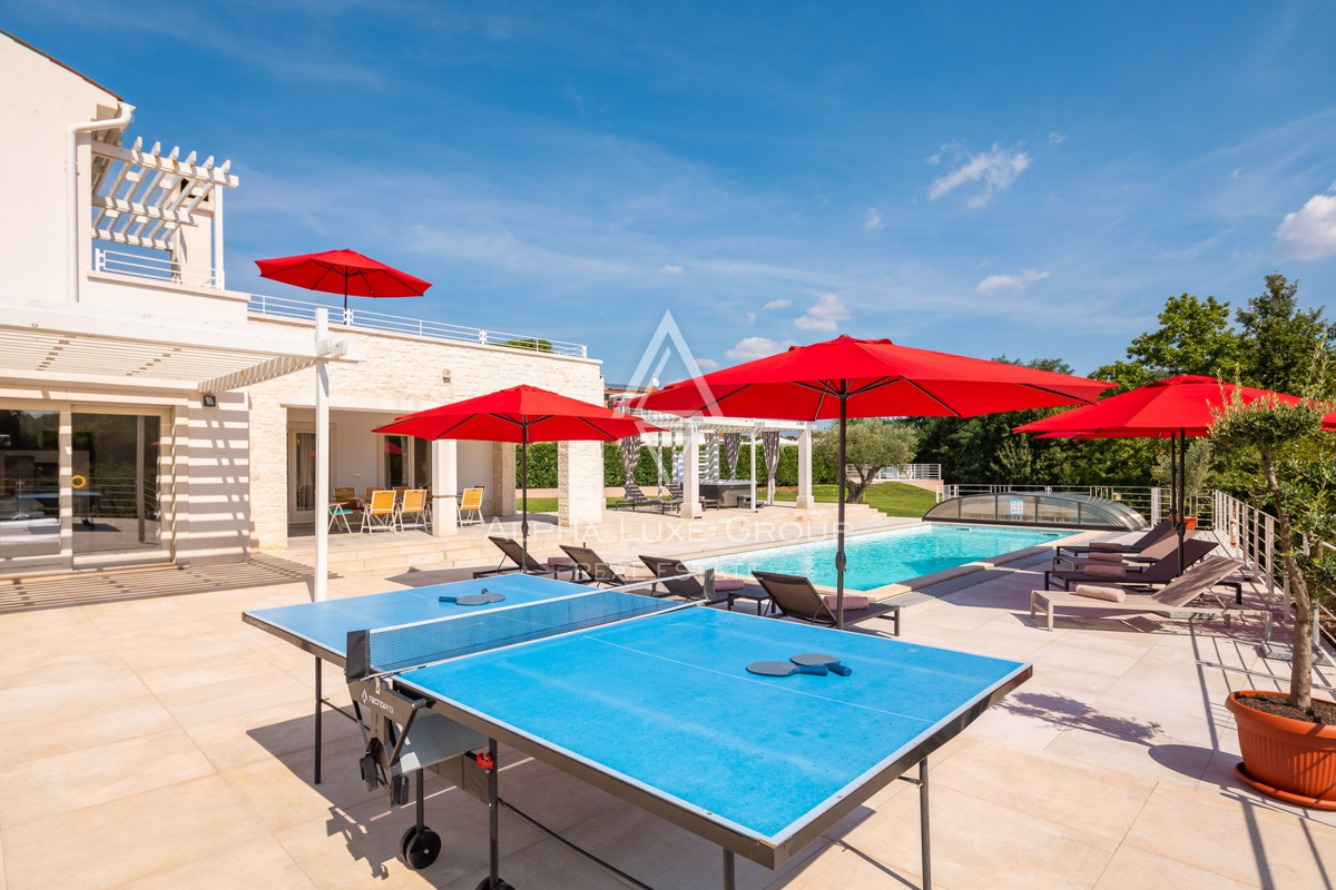 Istra, Svetvinčenat: Prostrana vila z bazenom in razgledom