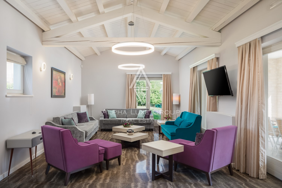 Istra, Svetvinčenat: Prostrana vila z bazenom in razgledom