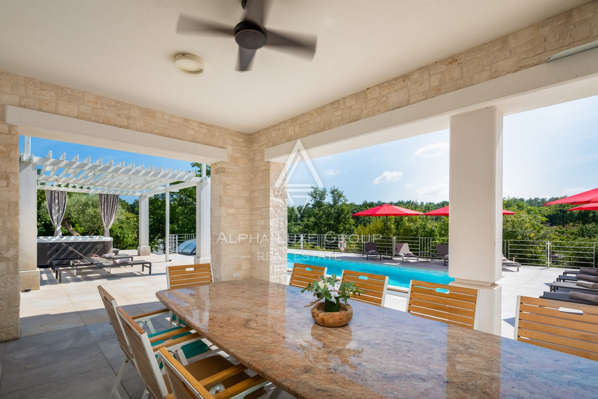 Istra, Svetvinčenat: Prostrana vila z bazenom in razgledom