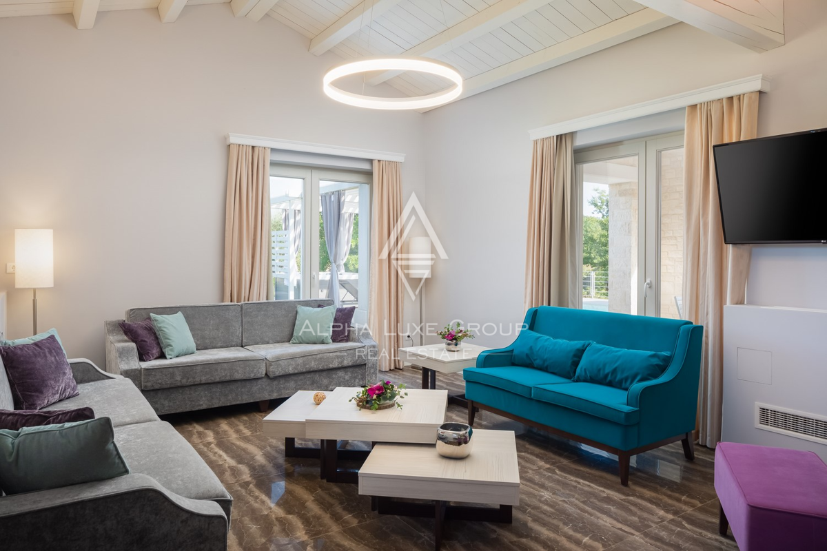 Istra, Svetvinčenat: Prostrana vila z bazenom in razgledom